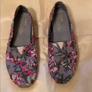 Toms Women’s slip on shoes size 7.5